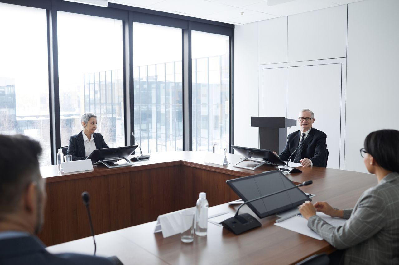 Des administrateurs discutent des affaires de l’entreprise autour d’une table de conférence
