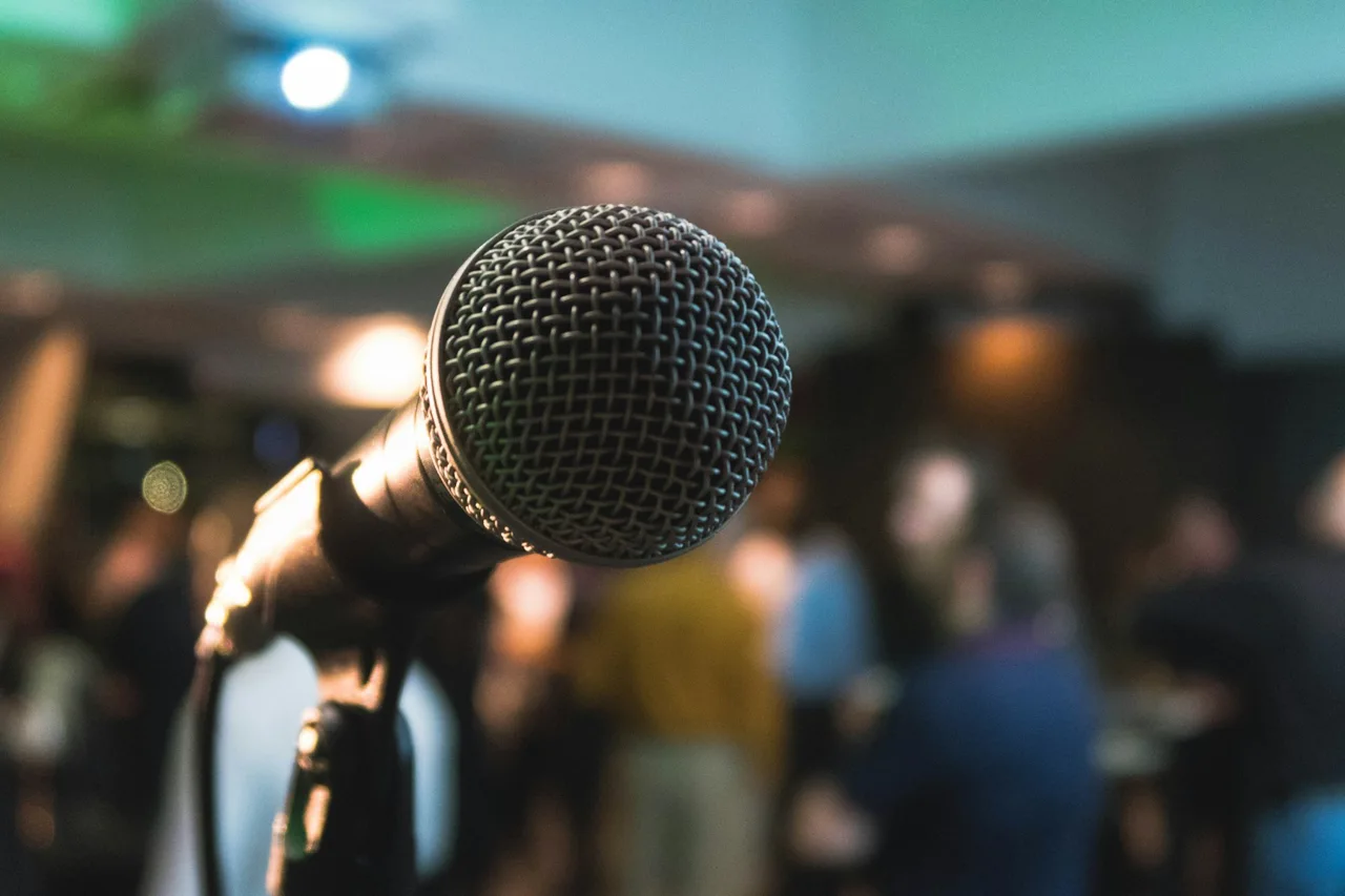 Un microphone prêt pour une conférence en direct