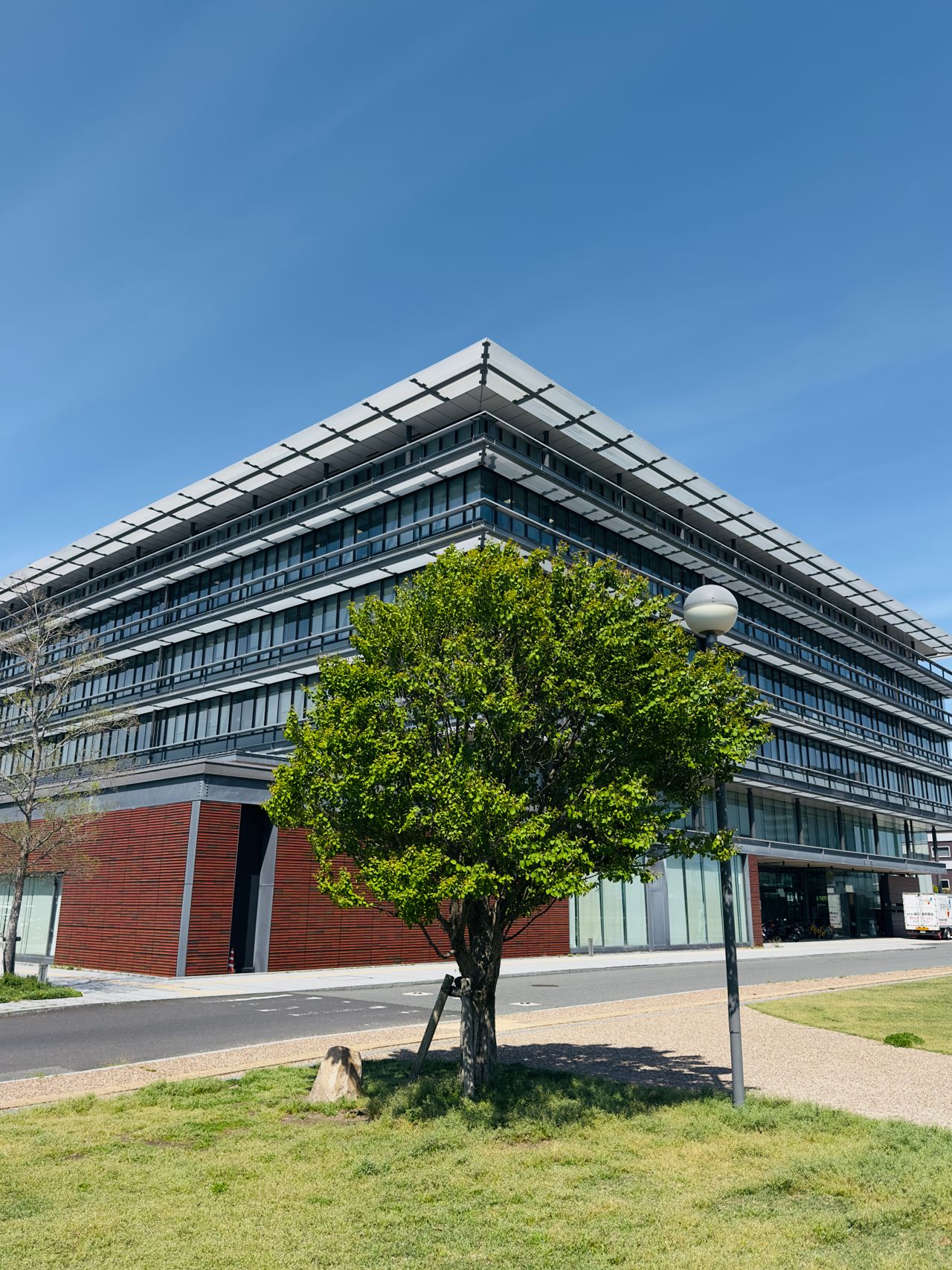 Un campus d’entreprises contemporain en plein jour, entouré d’espaces paysagers